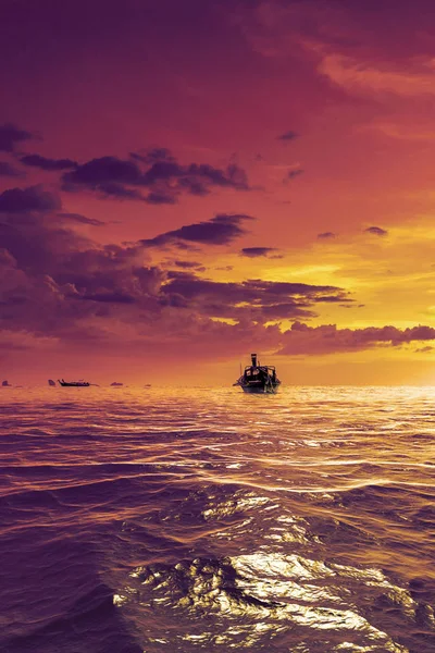 长尾船在日落时甲米奥南海滩 — 图库照片