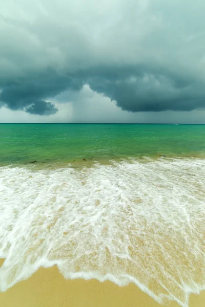 Okyanus dalgası ve sandy beach — Stok fotoğraf
