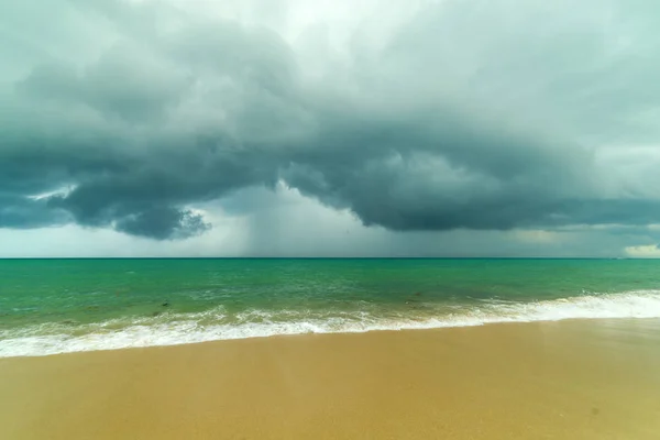 Onda oceânica e praia arenosa — Fotografia de Stock