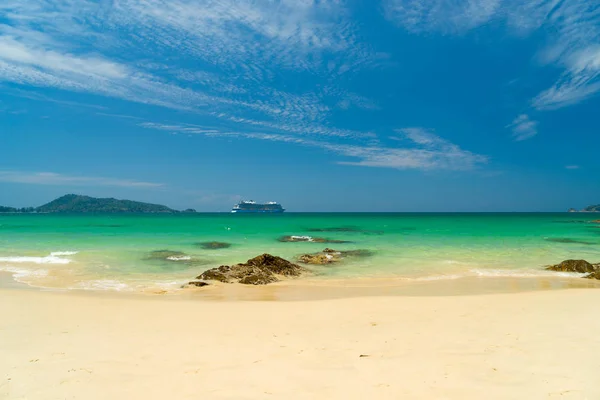 Tropiska stranden Patong Phuket island — Stockfoto