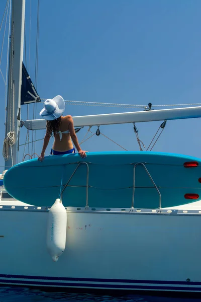 Vrouw op een zeilschip in de Ionische zee — Stockfoto