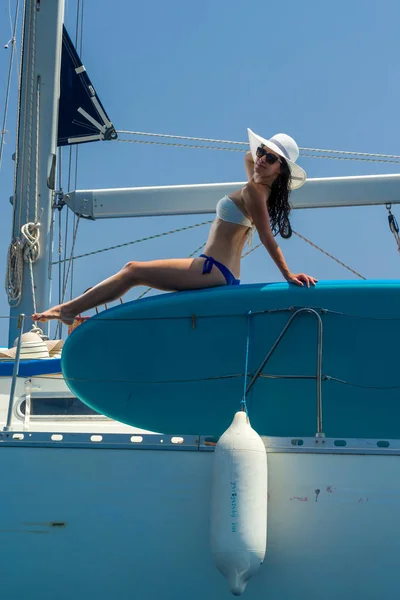 Vrouw op een zeilschip in de Ionische zee — Stockfoto