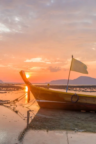 Traditionell långstjärtad båt på stranden i Thailand — Stockfoto