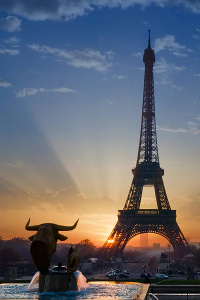 De Eiffeltoren bij zonsopgang in Parijs — Stockfoto
