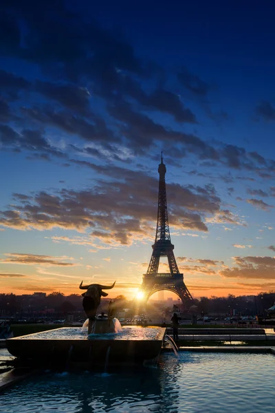 The Eiffel tower at sunrise in Paris — Stock Photo, Image
