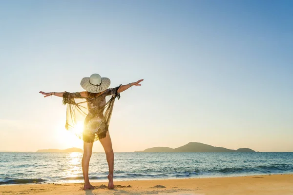 Vrouw met strw hat op het strand — Stockfoto