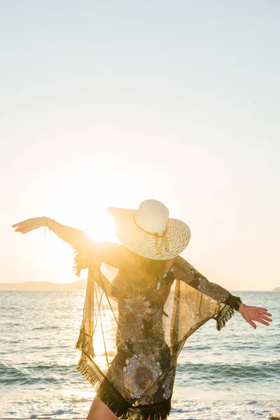 Nő a tengerparton strw kalapban — Stock Fotó