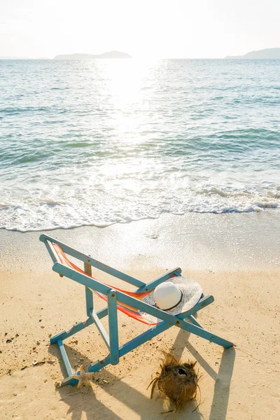 在沙滩的躺椅 — 图库照片
