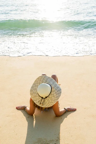 Junge Frau sitzt am Strand. — Stockfoto