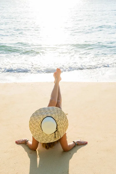 Jovem mulher sentada na praia. — Fotografia de Stock