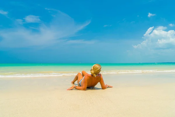 아름 다운 해변에서 여자 — 스톡 사진
