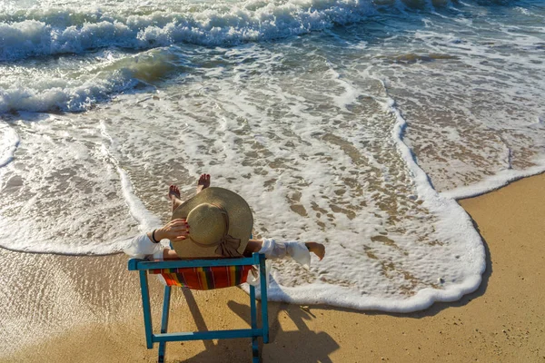 Žena relaxaci na slunci postel pohovka lehátku na dovolené — Stock fotografie