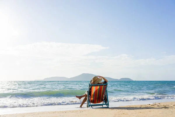 Vrouw ontspannen op zon bed sofa lounge stoel op vakantie — Stockfoto