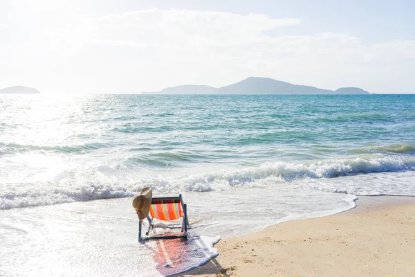 Крісло на палубі на пляжі — стокове фото
