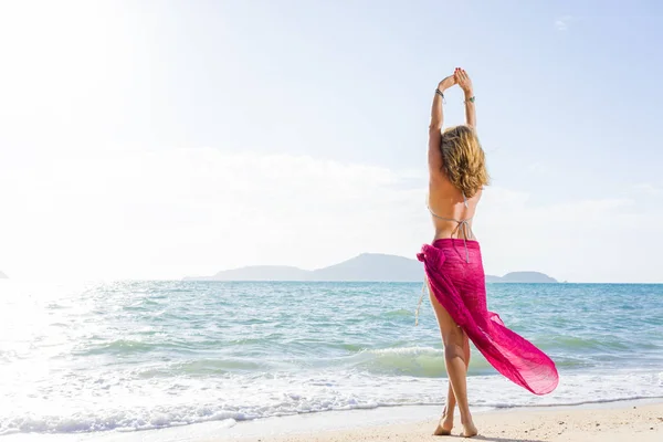 Mujer con sombrero de strw en la playa — Foto de Stock