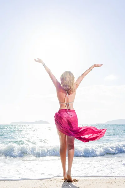 Vrouw met strw hat op het strand — Stockfoto