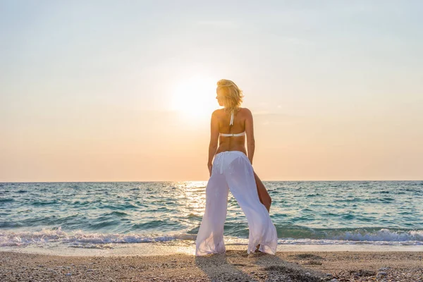 Mujer con clase en la playa en Grecia —  Fotos de Stock