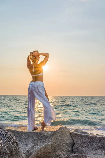 Stijlvolle vrouw aan het strand in Griekenland — Stockfoto