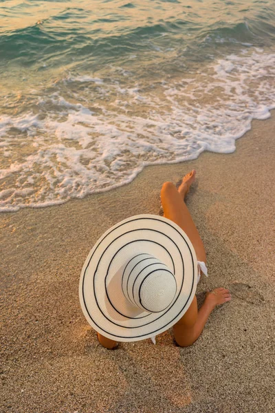 Mulher de biquíni e chapéu de palha na praia — Fotografia de Stock