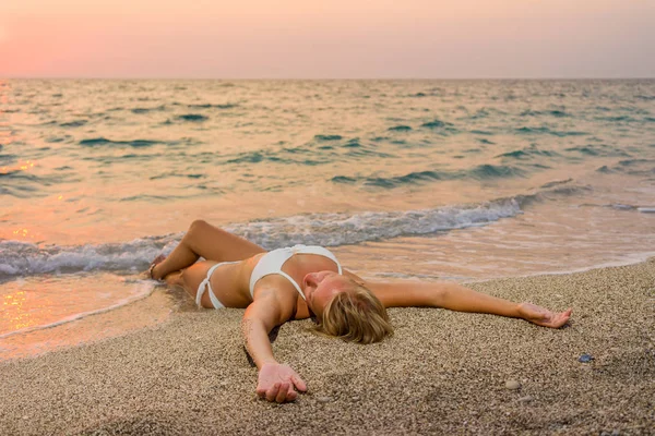 Nő a fehér bikini a strandon — Stock Fotó