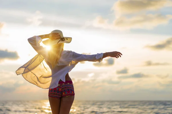 Vrouw in zwemmen pak poseren op het strand — Stockfoto