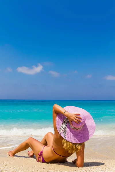 Sommar semester kvinna på stranden — Stockfoto