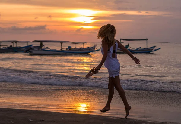 Femme sur la plage à Bali Indonésie — Photo