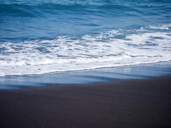 Black volcanic beach in eastern Bali Indonesia — Stock Photo, Image