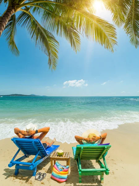Op het strand in tropische resort reizen (echt) paar — Stockfoto