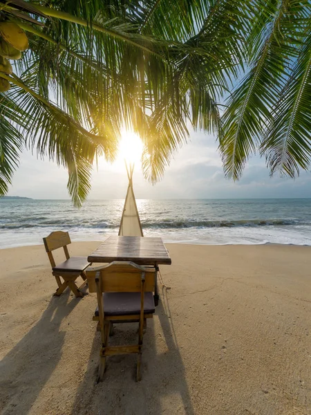 Lugar sentado e mesa em uma praia tropical — Fotografia de Stock