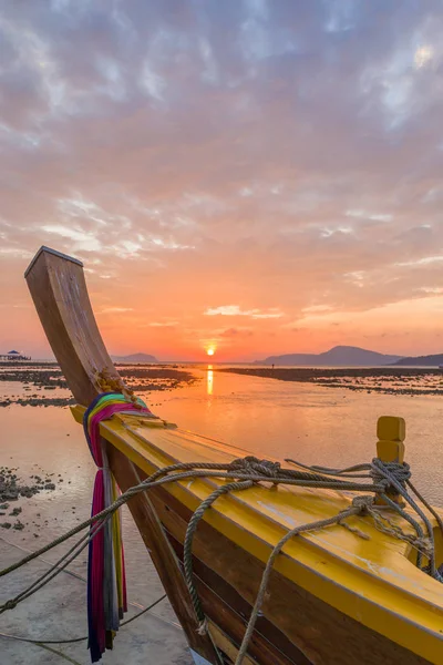 Traditionell långstjärtad båt på stranden i Thailand — Stockfoto