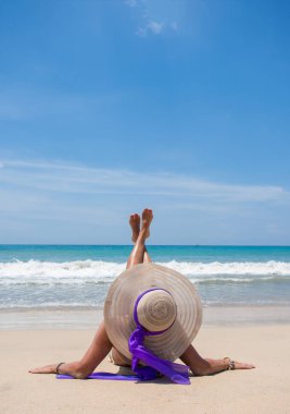 Sahilde zarif kadın 