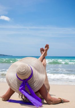 Sahilde zarif kadın 