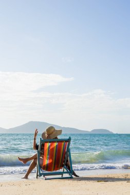 kadın güneş yatak kanepe salon başkanı tatil günlerinde üzerinde rahatlatıcı
