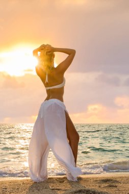 Yunanistan sahilde zarif kadın