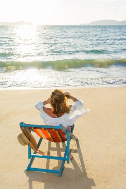 kadın güneş yatak kanepe salon başkanı tatil günlerinde üzerinde rahatlatıcı