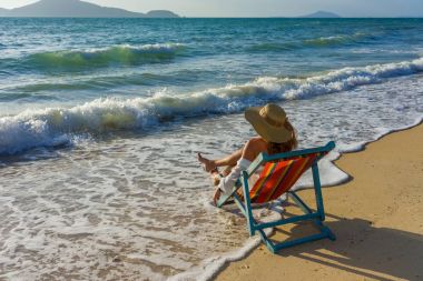 kadın güneş yatak kanepe salon başkanı tatil günlerinde üzerinde rahatlatıcı