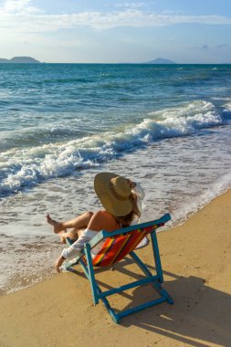 kadın güneş yatak kanepe salon başkanı tatil günlerinde üzerinde rahatlatıcı