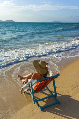 kadın güneş yatak kanepe salon başkanı tatil günlerinde üzerinde rahatlatıcı