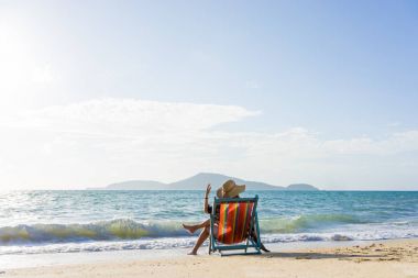 kadın güneş yatak kanepe salon başkanı tatil günlerinde üzerinde rahatlatıcı