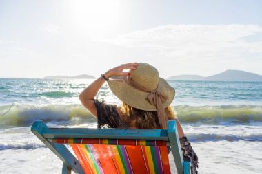 kadın güneş yatak kanepe salon başkanı tatil günlerinde üzerinde rahatlatıcı