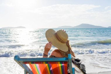 kadın güneş yatak kanepe salon başkanı tatil günlerinde üzerinde rahatlatıcı