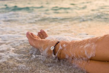 kadın beyaz bikini plaj