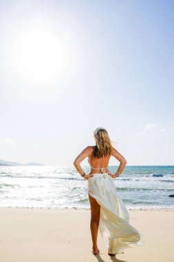 Sahilde strw şapkalı kadın 