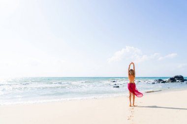 Sahilde strw şapkalı kadın 