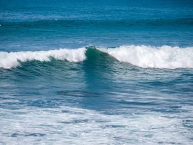 Tropikal okyanusta mavi dalga. 