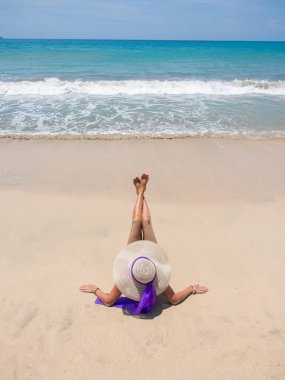 Sahilde zarif kadın 