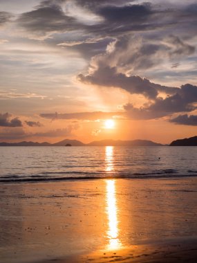 Manzara plaj tropikal günbatımı. Ao Nang, Krabi il