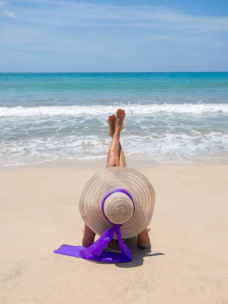 Donna di classe sulla spiaggia — Foto Stock