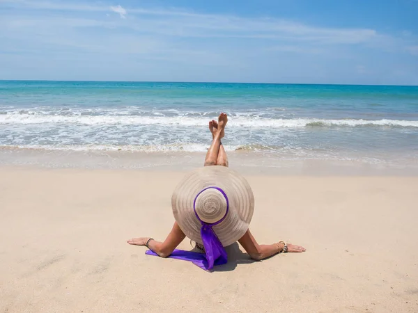 Mujer con clase en la playa — Foto de Stock